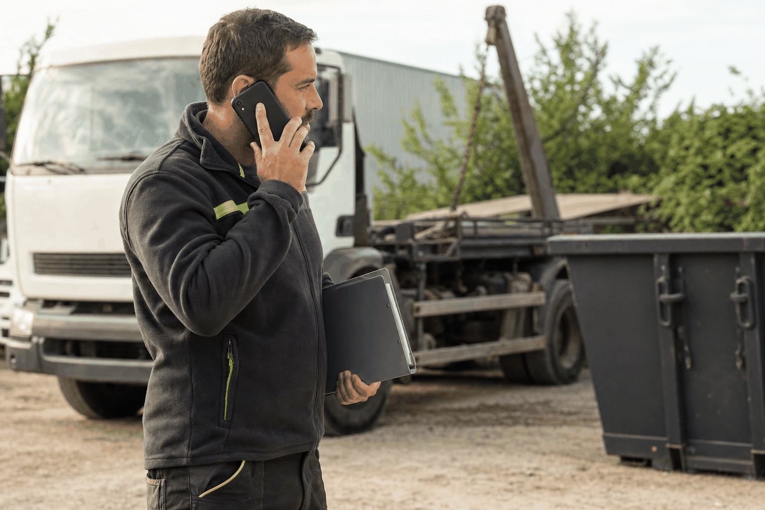 Conseiller répondant à une demande de devis par téléphone